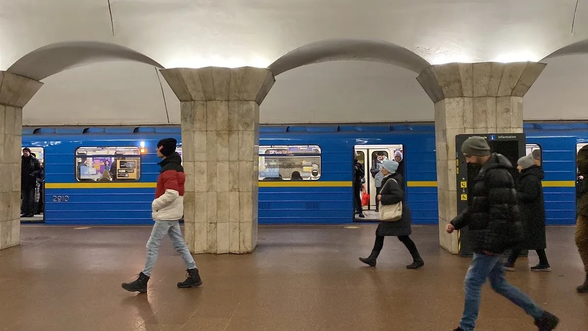 У Києві використають новий шрифт для перейменованих станцій метро: як виглядатимуть написи