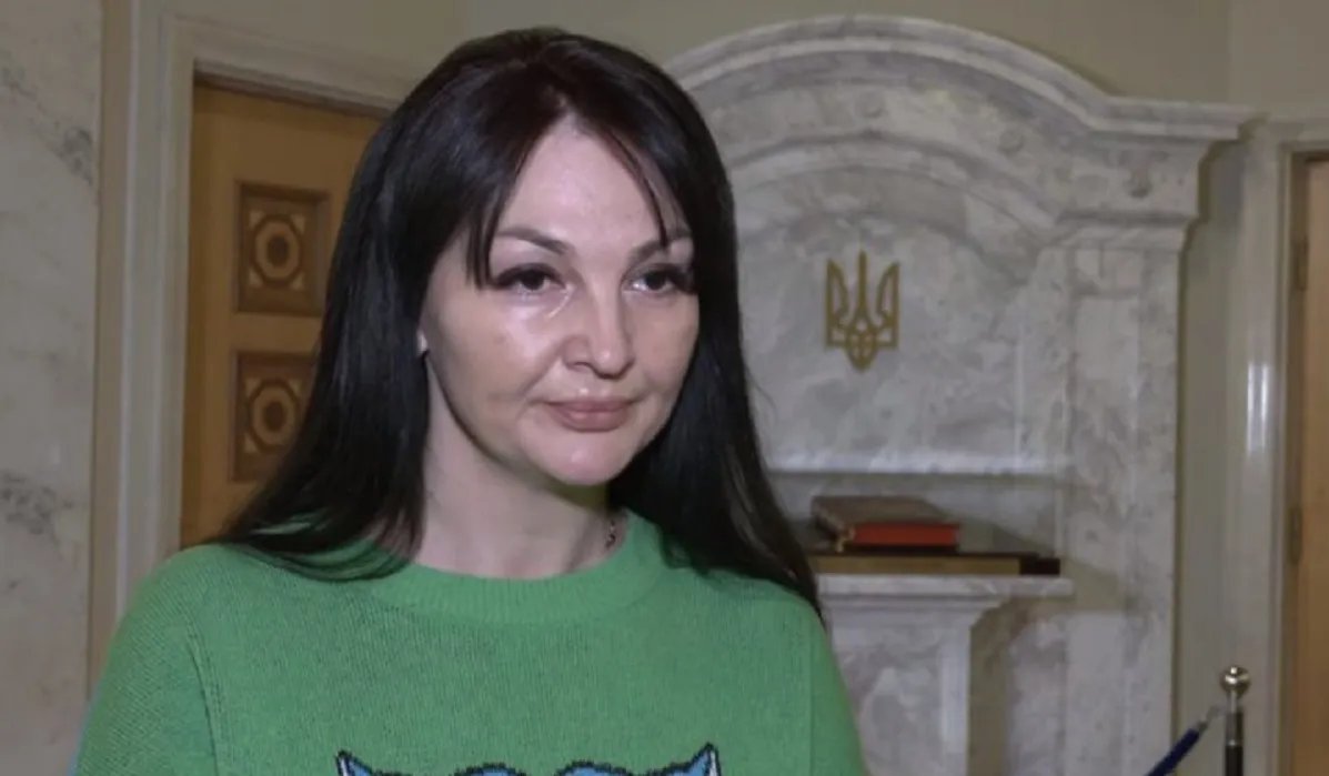 Скандальну нардепку Марченко, яка жбурляла долари через паркан, виключили зі “Слуги народу”