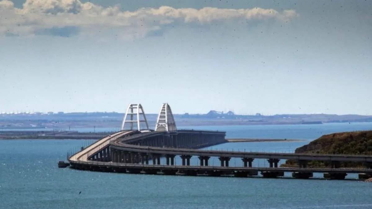 На Кримському мосту запустили "реверсивний" рух автомобілів