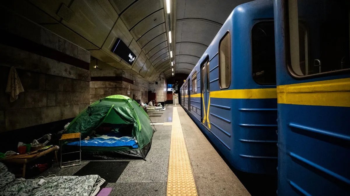 Повітряна тривога у Києві: три станції працюють в режимі укриття, рух поїздів змінено - подробиці