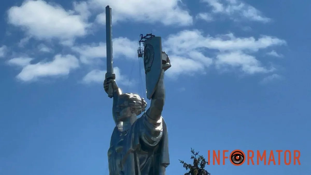 У Києві почався демонтаж радянського герба зі щита Батьківщини-Матері - фото та відео