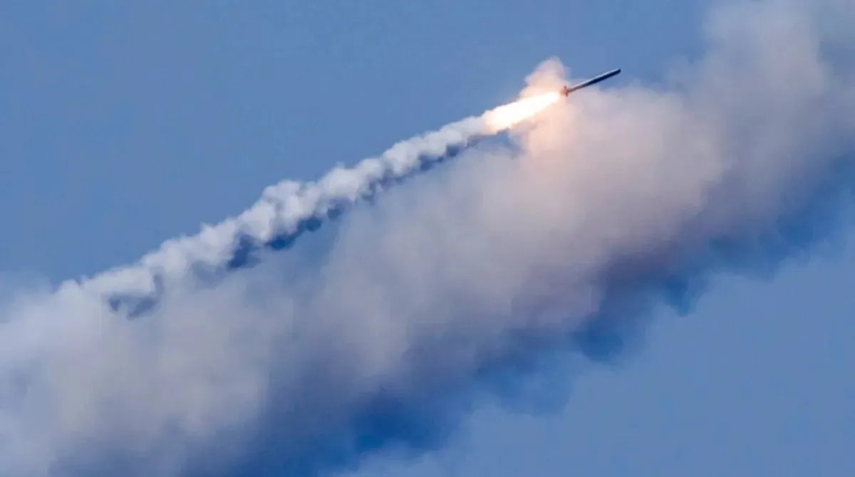 Повітряна атака рф: ракети летіли у тому числі з Білорусі, на Хмельниччині і в Запоріжжі пролунали вибухи - всі деталі