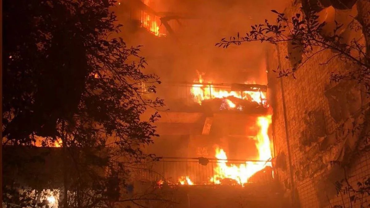 Окупанти вночі масово обстрілювали житлові будинки в Херсоні: є загибла, поранені навіть рятувальники