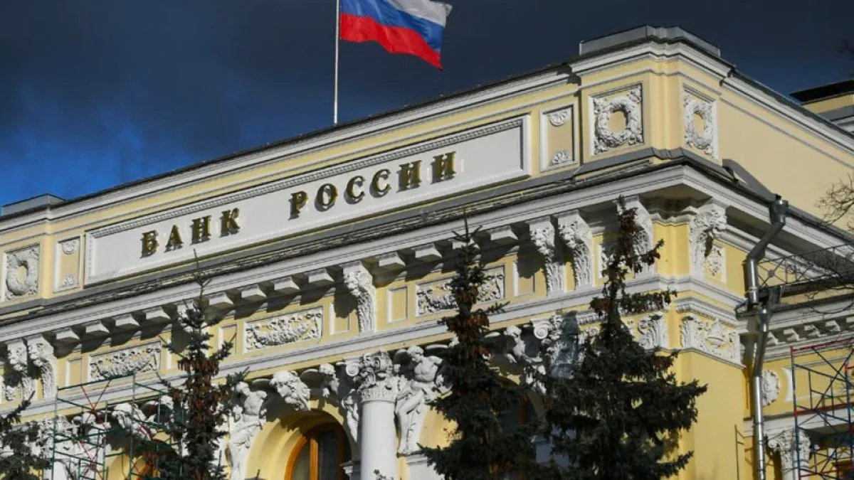 Економіка Кремля починає відновлюватися після санкцій, проте рубль йде на дно - Bloomberg