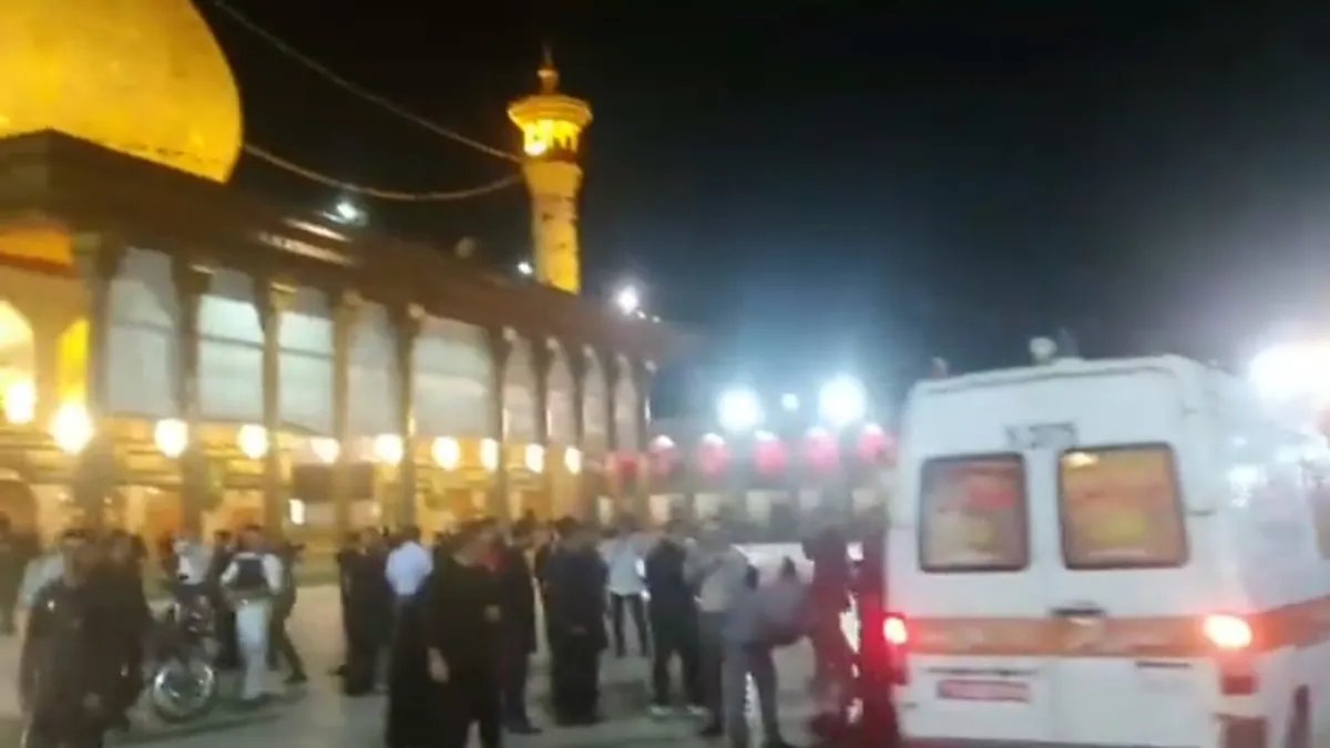 Теракт возле мавзолея: в Иране неизвестный расстрелял людей