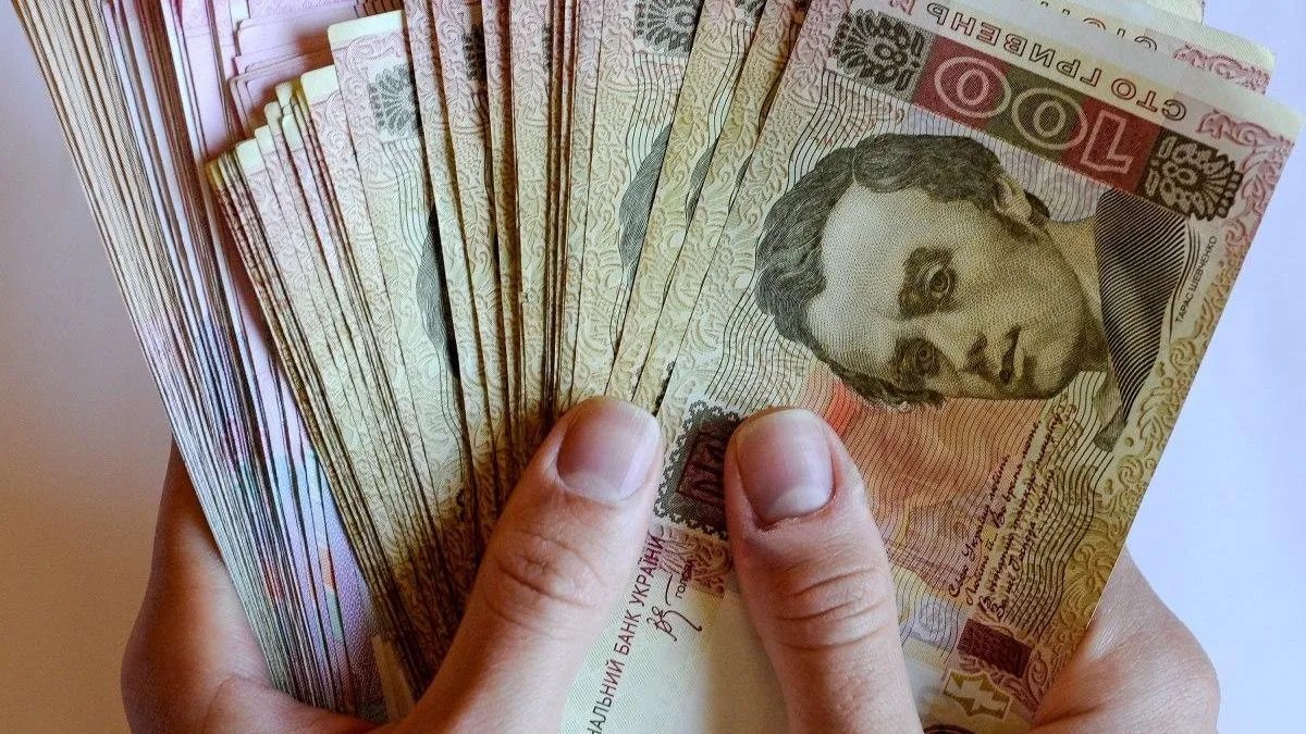 Зарплати українців ростуть чи падають? Результати соцдослідження