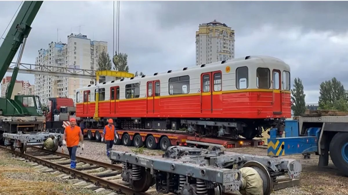 Київський метрополітен отримав ще 12 вагонів з Варшави: як вони виглядають
