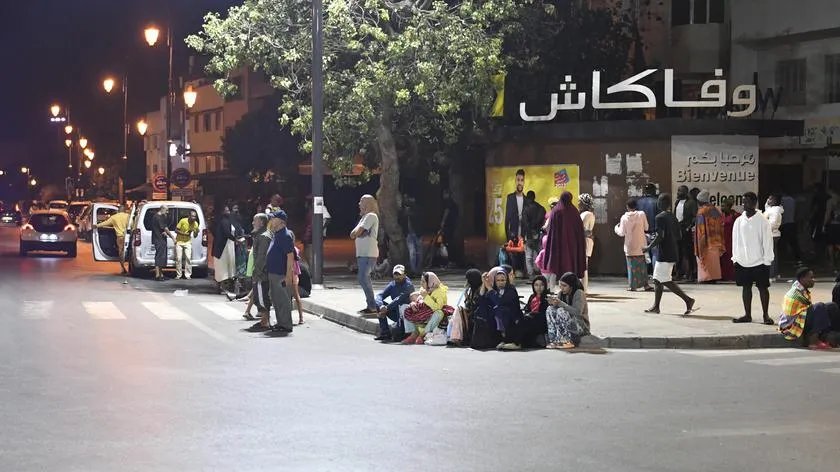 Землетрус в Марокко. Жителі Марракеша на вулицях міста. Фото: PAP/EPA/Jalal Morchidi