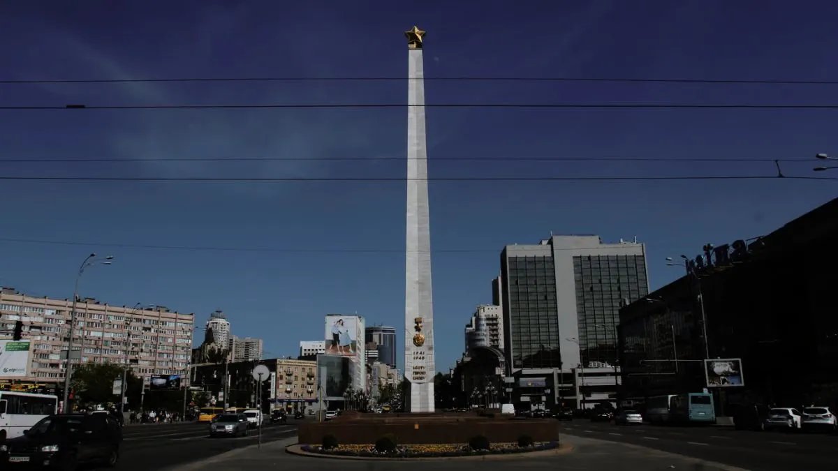 У Києві знімають радянську символіку з обеліска "Місто-герой Київ" на Галицькій площі - фото