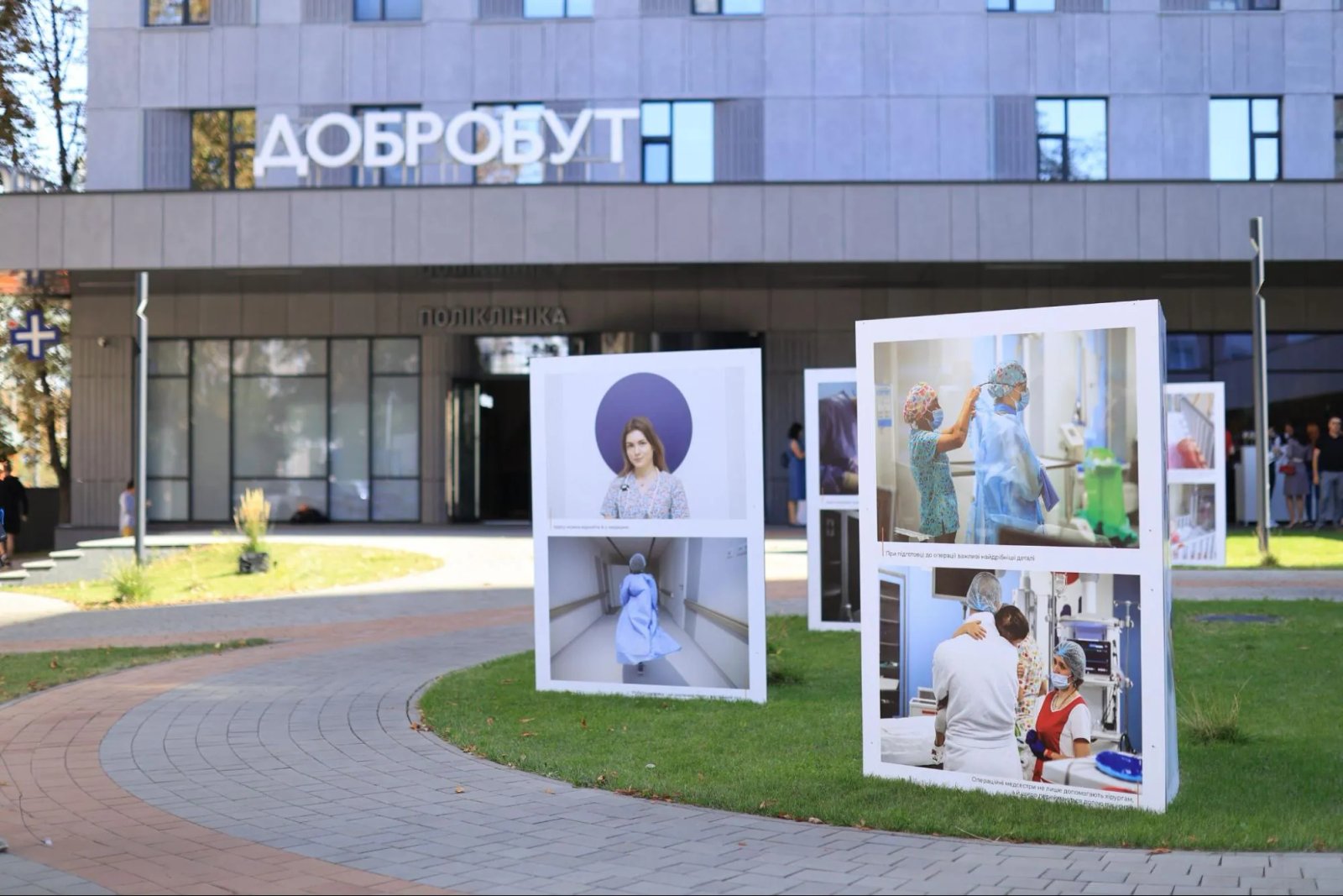 Фотовиставка "У боротьбі за життя" показує залаштунки щоденної роботи медиків в умовах війни
