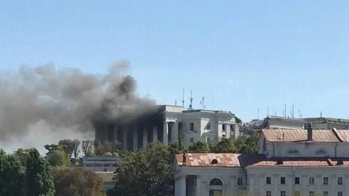 Удар по штабу Чорноморського флоту рф у Севастополі: фото та відео наслідків атаки