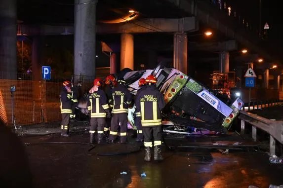 В Італії автобус з туристами впав з мосту: загинуло понад 20 людей, в тому числі 5 українців – відео