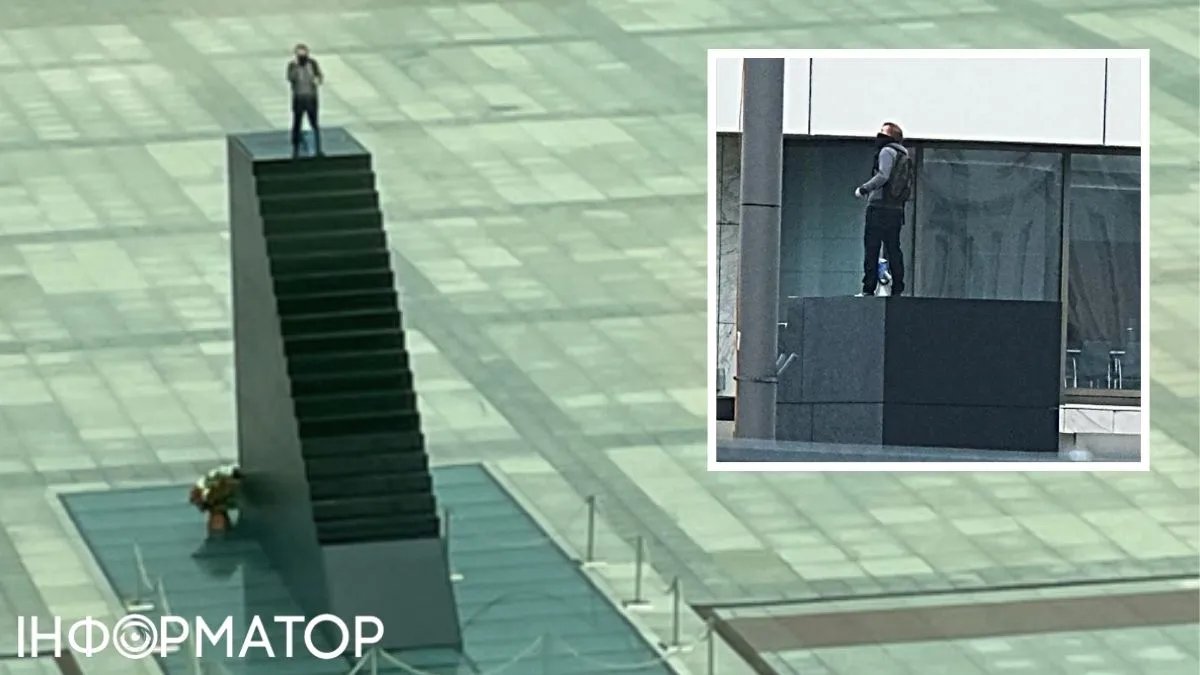У Варшаві чоловік виліз на пам'ятник і погрожує вибухом - відео