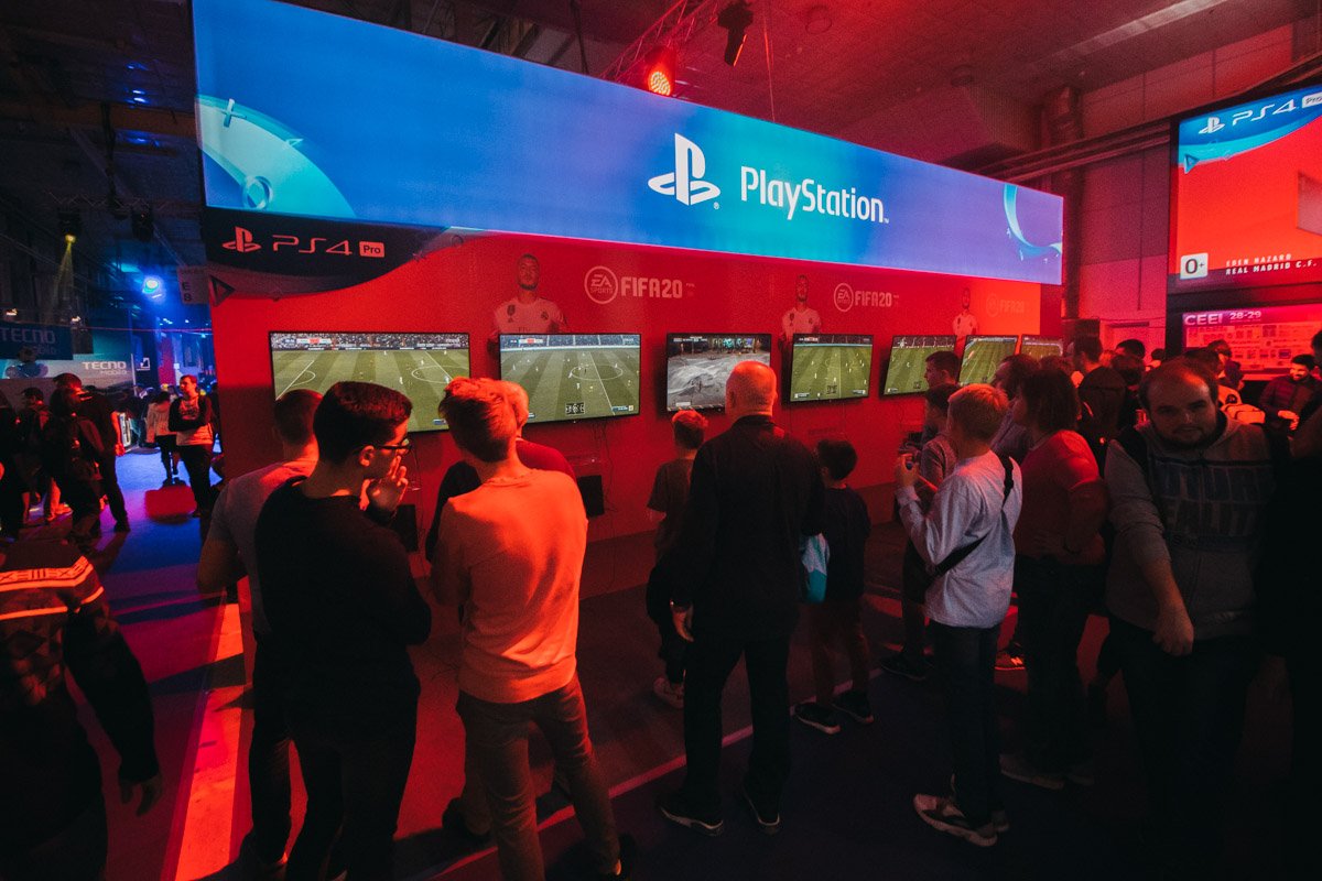 Стенд PlayStation на протяжении двух дней собирал огромное количество желающих поиграть Стенд PlayStation на протяжении двух дней собирал огромное количество желающих поиграть